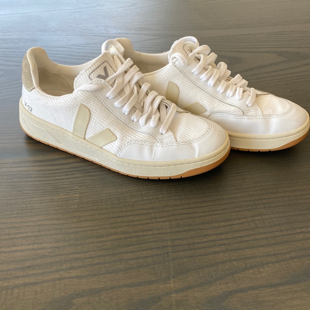 Veja white sneaker like new size 7.